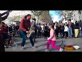 Niña bailando La cumbia cienaguera en Barcelona y la gente se vuelve eufórica