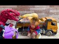 Baby monkey Abu drive Truck rescue Duckling, The duckling eats candy with the rooster | Spanish Ep.