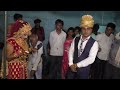 देहाती शादी में दुल्हन द्वारा दूल्हा को चावल मरने की रस्म के कुछ पल पहुत ही सुन्दर प्रस्तुति
