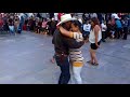 Omar y Flor su primer video bailando en la plaza