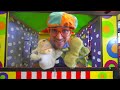 Blippi visita un patio de juegos (Fidgets Indoor Playground) | Videos de vehículos para niños