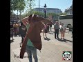 Increible!!! hombre contagia con su peculiar forma de Bailar en las calles de Barcelona