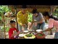 4 chefs in countryside have a happy lunch on weekend - Cook and eat