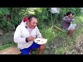 Kenikmatan makan rame rame Di Sawah