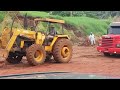 Carreta faz força para sair da rampa da balça no rio Ivaí.