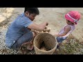 single fatherGo up the mountain to get bamboo shoots and bring them to the market to sell