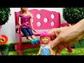 Barbie Geschichten - Puppen Video für Kinder. Barbie bekommt ein neues Badezimmer.