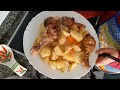 Muslos de pollo con patatas y verduras en manga para horno.