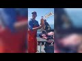 Pescador retira garrafa de uísque cheia de dentro de peixe; assista.