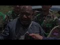 Masyarakat Papua  dengan linangan air mata