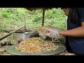 Turn banana flowers into food and sell them. My husband is still silently watching