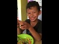 Boy eats chicken tail | Niño se come la cola del pollo