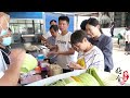 In 1990  a young man in Puyang sold big-pot dishes  and foreign guests came by plane to eat them. A