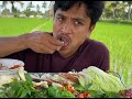 makan lalapan tongkol di sawah