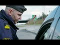 Poliserna blir extra vaksamma under husrannsakan i Rinkeby! | Trafikpoliserna | Kanal 5 Sverige