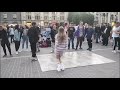 танец на улице девушка зажигает потом её приглашают танцевать супер