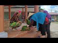 The wife goes out to sell vegetables and helps the husband stay home to do housework