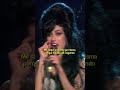 Se le CAE el DIENTE a Amy Winehouse mientras CANTABA en VIVO y así REACCIONÓ| #shorts