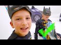 Vlad y Niki fingen ser Batman y juegan con juguetes de Batman