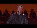 Blake Shelton sings 