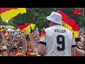 Als Saxophonist „Major Tom“ anstimmt, kennen die DFB-Fans kein Halten mehr