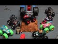 Hot Wheels Monster Trucks Arena Smashers Boneshaker Tire Press Challenge Playset