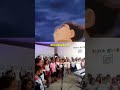 As crianças cantando e o pai chorando