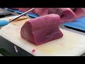 Memotong tuna menjadi sashimi