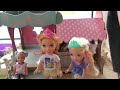 At the hotel ! Elsa & Anna toddlers continue their vacation -  princesses and castle - Barbie dolls