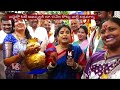 Teenmaar Chandravva At Lal Darwaja Bonalu  |  Golden Saree To Goddess Simhavahini  | V6 News
