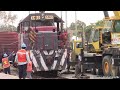 Que épico! Asi levantan 2 gruas una pesada locomotora SD40-2 de FXE para poder cambiarle las ruedas!