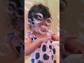 Niña limpiando el baño