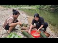 Homeless girl uses bamboo basket to catch fish for a living - Lý Thị Trăng