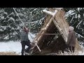 Build a warm grass hut shelter in the freezing snow season - Life in the forest