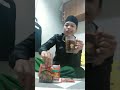 makan Indomie goreng rasa cakalang dan beng beng coklat gays